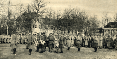 97338 Afbeelding van het Regiment Genietroepen op de binnenplaats van de Kromhoutkazerne (Prins Hendriklaan 89) te ...
